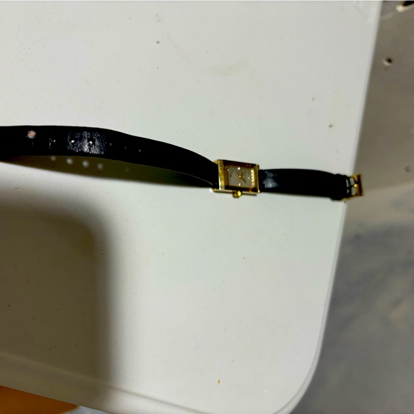 Slim delicate rectangle Gucci watch - Picture 1 of 7